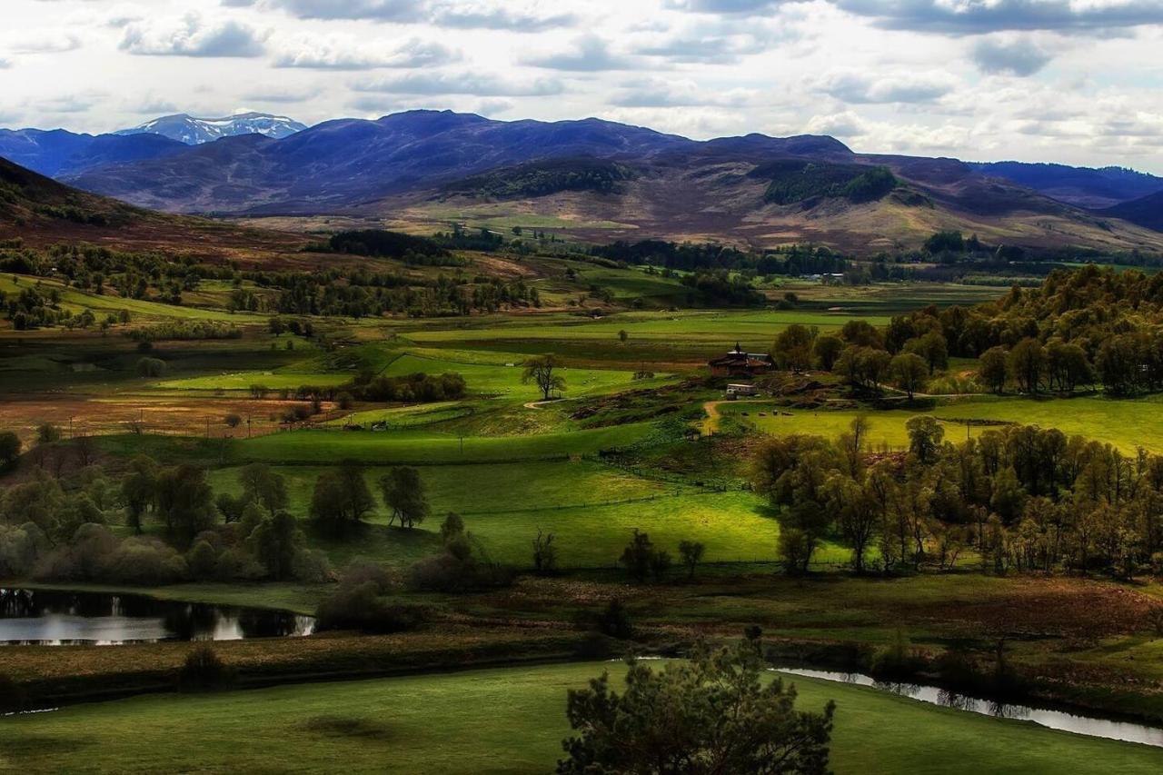 Spectacular Mountain View Ecopod Villa Newtonmore Exterior foto